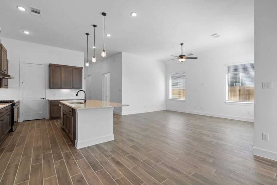 Spacious, unfurnished interior of a new home in Riceland, Mont Belvieu (Image 15).