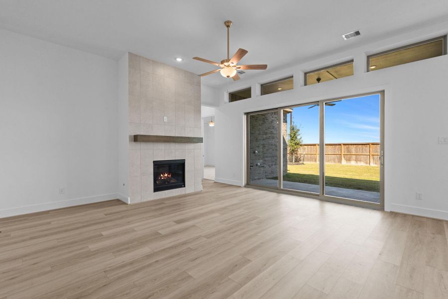 Spacious, unfurnished interior of a new home in Valencia 70', Manvel (Image 28).