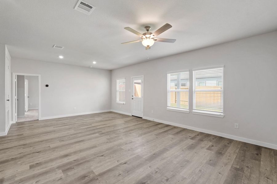 Spacious, unfurnished interior of a new home in Lexington Heights, Willis (Image 17).