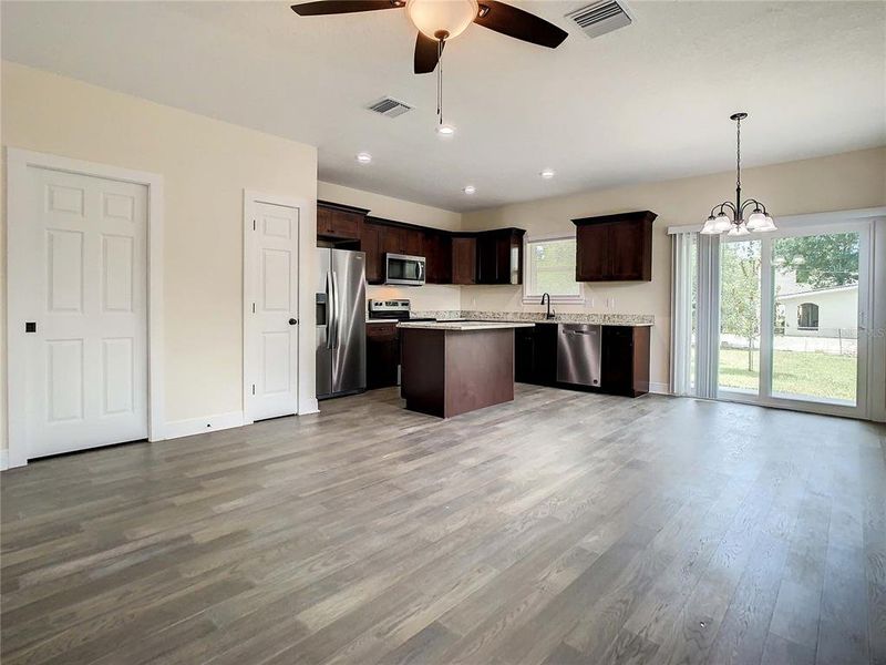 Spacious, unfurnished interior of a new home in , Tampa (Image 18).
