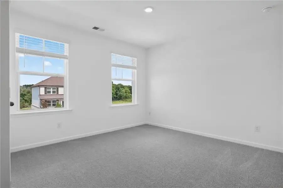Spacious, unfurnished interior of a new home in Apalachee Hills, Bethlehem (Image 25).