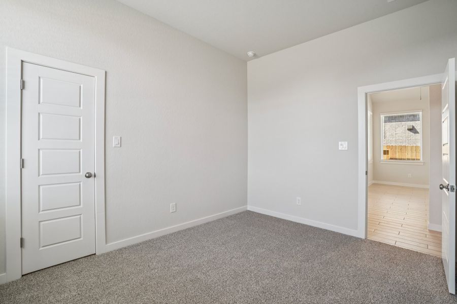 Spacious, unfurnished interior of a new home in Meyer Ranch, New Braunfels (Image 32).