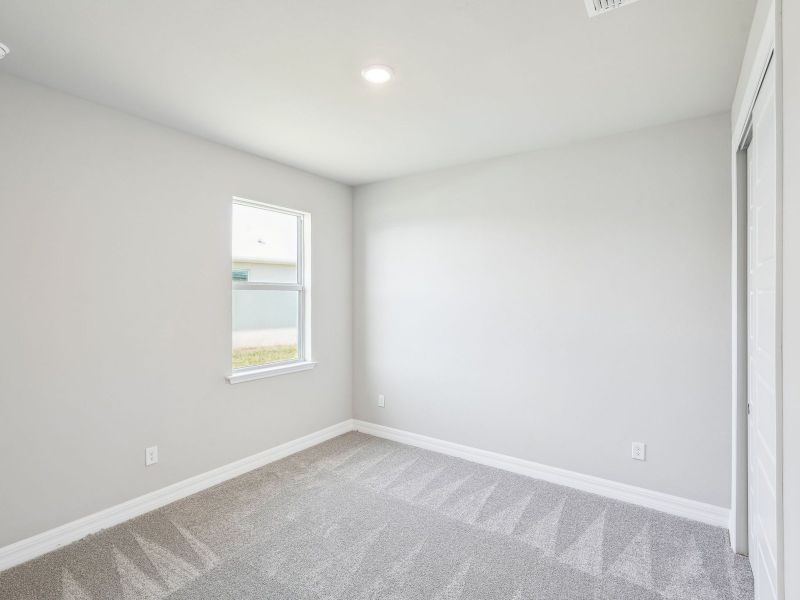 Spacious, unfurnished interior of a new home in Crescent Lakes - Reserve Series, Punta Gorda (Image 17).