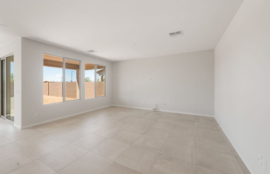 Spacious, unfurnished interior of a new home in Artisan at Asante, Surprise (Image 22).