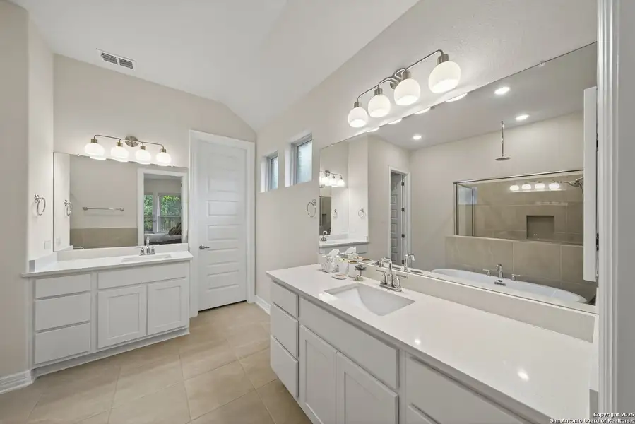 Furnished interior view inside a new home in Cibolo Crossing, Universal City (Image 7).