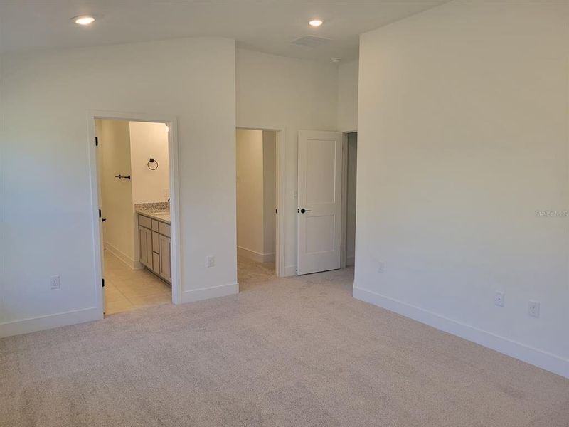 Spacious, unfurnished interior of a new home in Arbor Park, Leesburg (Image 12).