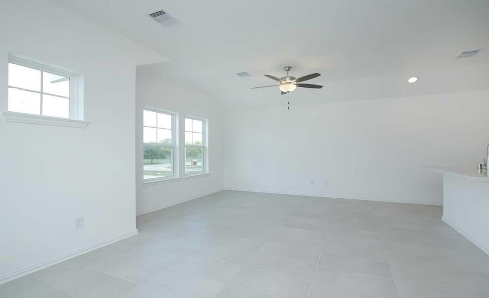 Spacious, unfurnished interior of a new home in Lexington Village, Missouri City (Image 7).