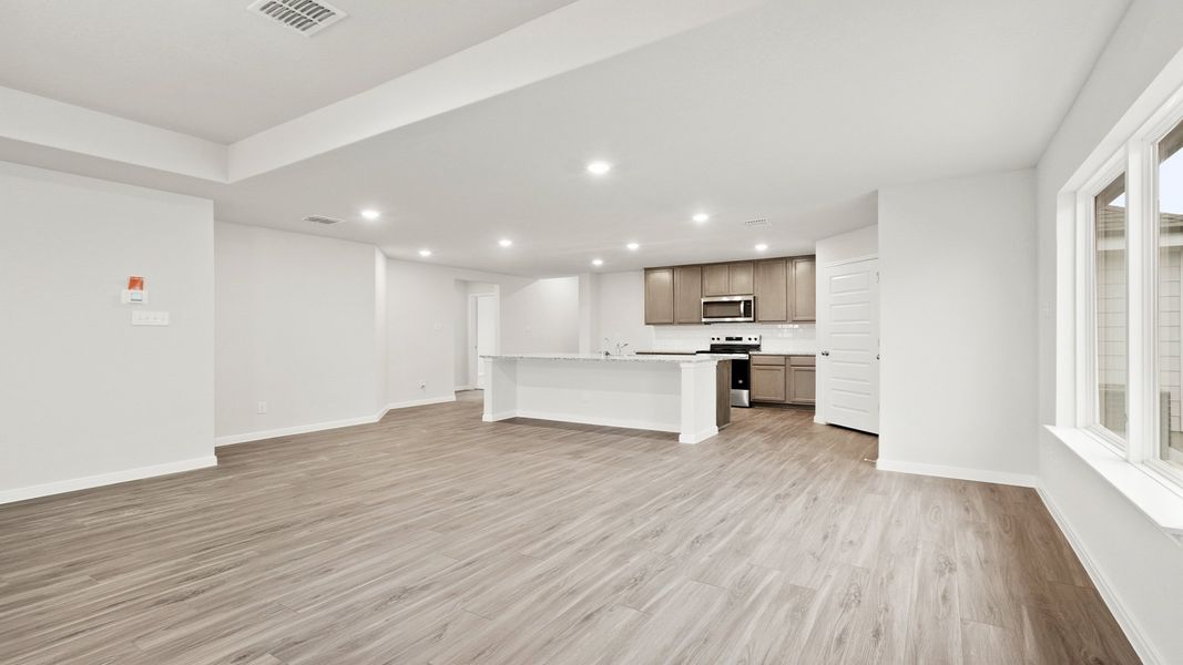 Spacious, unfurnished interior of a new home in Swenson Heights, Seguin (Image 16).