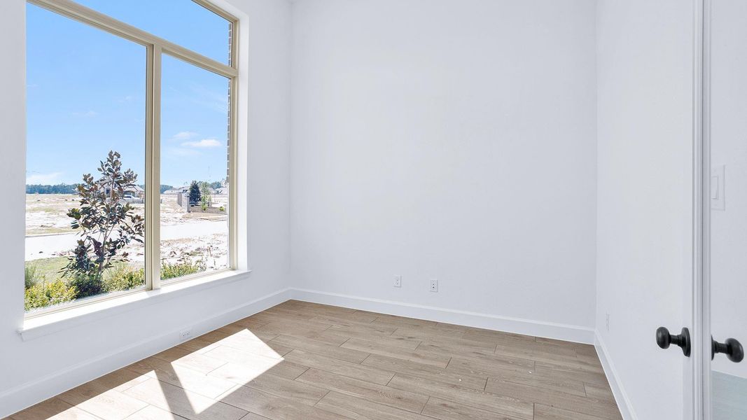 Spacious, unfurnished interior of a new home in Artavia 50', Conroe (Image 9).