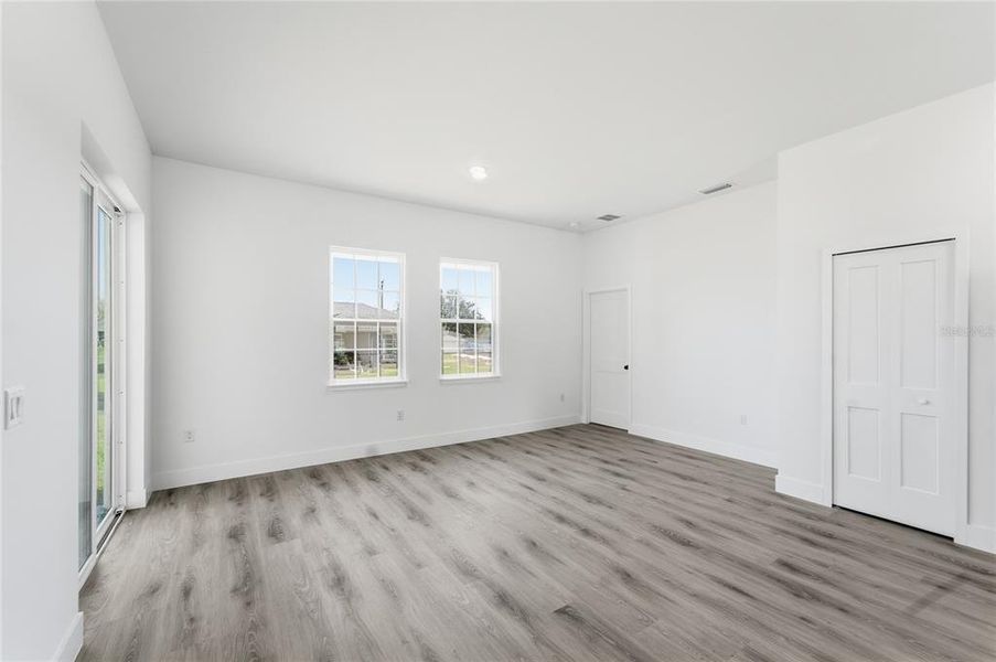 Spacious, unfurnished interior of a new home in , Ocala (Image 23).