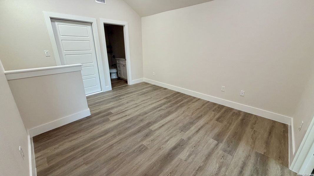 Spacious, unfurnished interior of a new home in , Bulverde (Image 34).