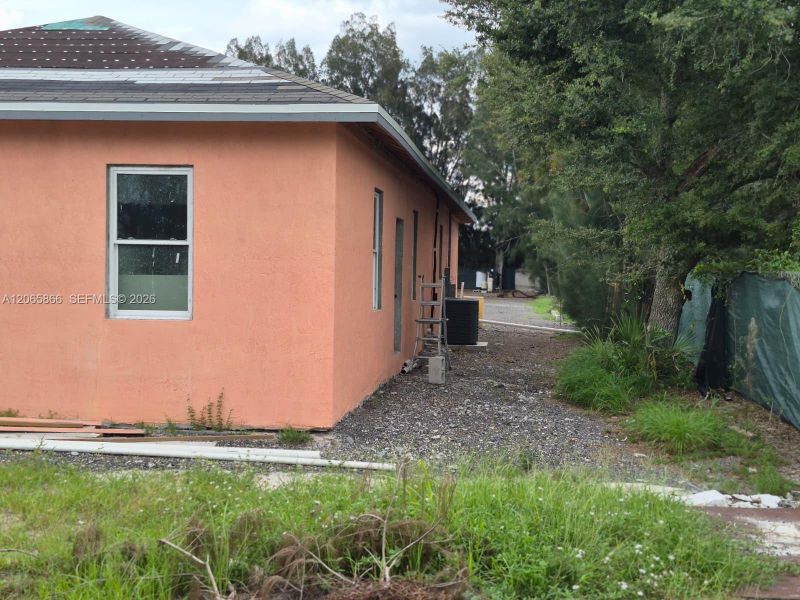 Exterior details and patio area of a home in , Clewiston (Image 20).