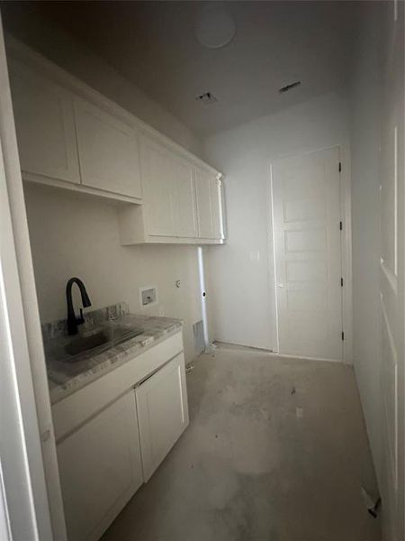 Primary closet conveniently connects to the utility room Primary closet conveniently connects to the utility room