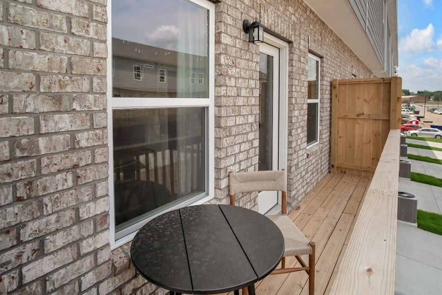 Exterior details and patio area of a home in Sweetbriar Place, Lebanon (Image 26).
