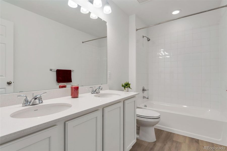 Upper level Full Main Bathroom w/Double Vanity!