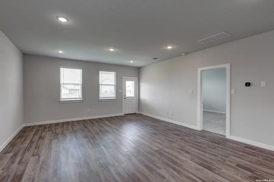 Spacious, unfurnished interior of a new home in Garden Grove, San Antonio (Image 17).