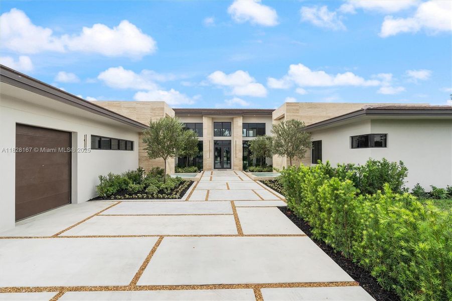Exterior details and patio area of a home in , Davie (Image 30).