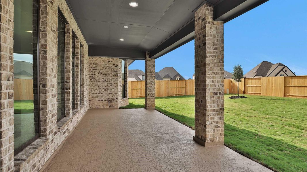 Exterior details and patio area of a home in Meridiana 70', Manvel (Image 3).