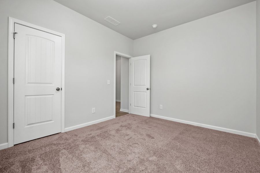 Spacious, unfurnished interior of a new home in The Oaks, Clarksville (Image 17).