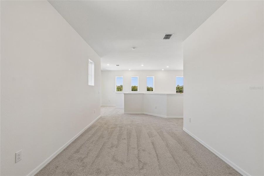 Spacious, unfurnished interior of a new home in Eastlyn, Bradenton (Image 9).