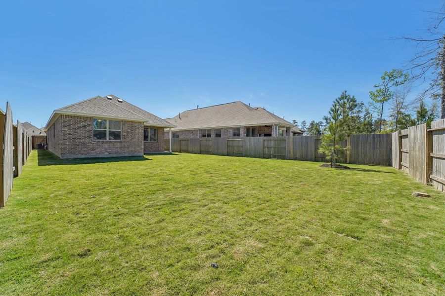 Exterior details and patio area of a home in Evergreen 40', Conroe (Image 22).