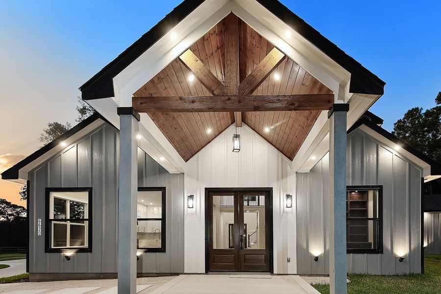 Welcoming Front Porch and Double Door Entry Welcoming Front Porch and Double Door Entry
