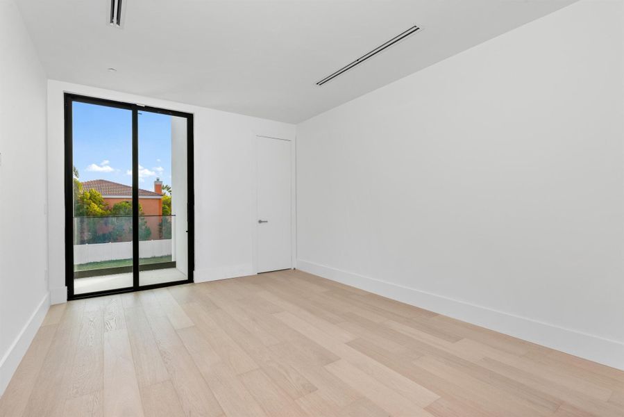 Spacious, unfurnished interior of a new home in , Boca Raton (Image 26).