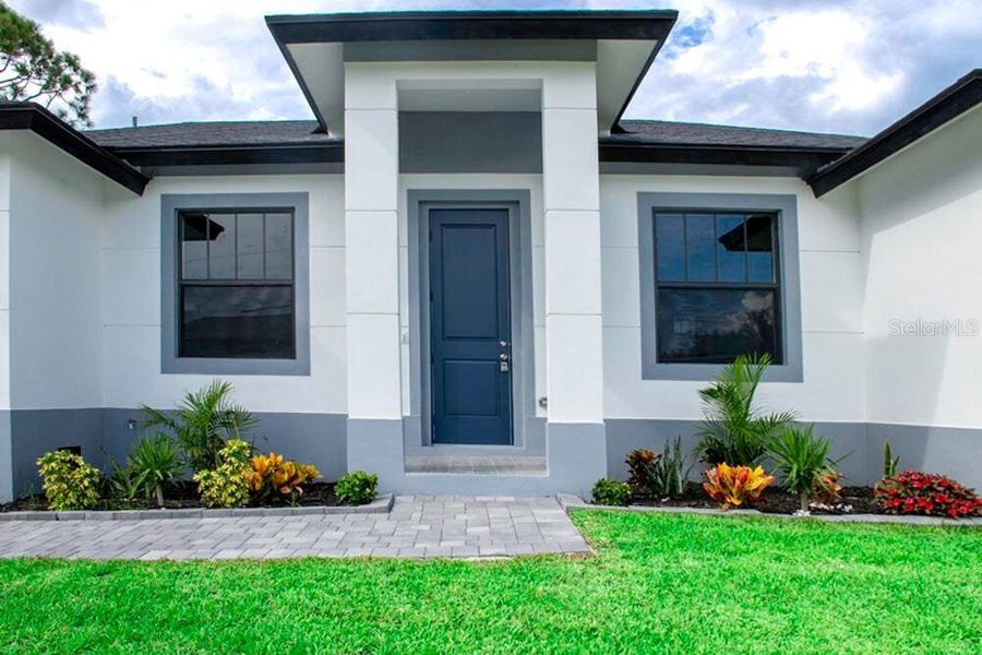 Exterior details and patio area of a home in , Port Charlotte (Image 3).