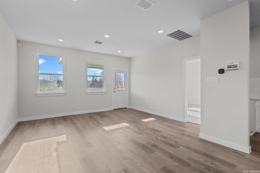 Spacious, unfurnished interior of a new home in Cinco Lakes, San Antonio (Image 14).