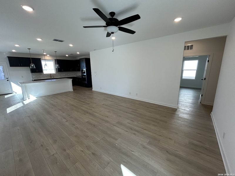 Spacious, unfurnished interior of a new home in Hennersby Hollow, San Antonio (Image 15).