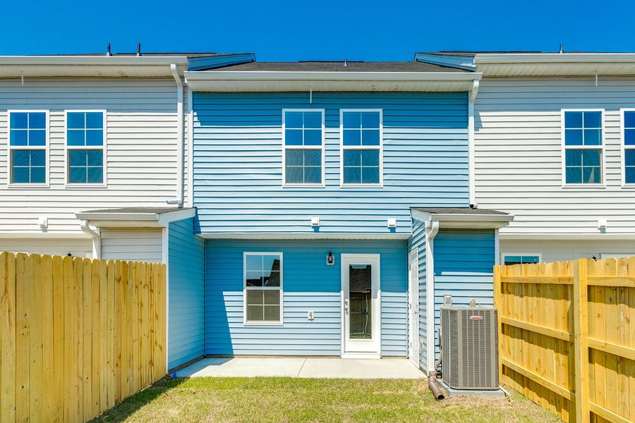 Exterior details and patio area of a home in Astoria, Columbia (Image 20).