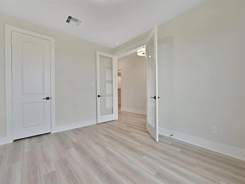 Spacious, unfurnished interior of a new home in Lago Mar, Texas City (Image 26).