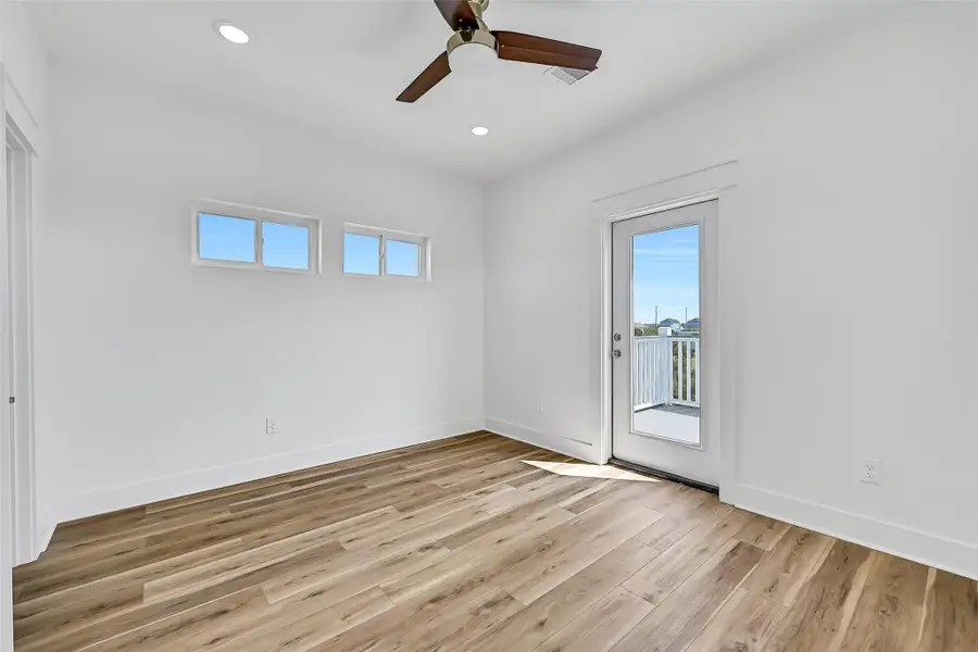 Spacious, unfurnished interior of a new home in , Galveston (Image 14).
