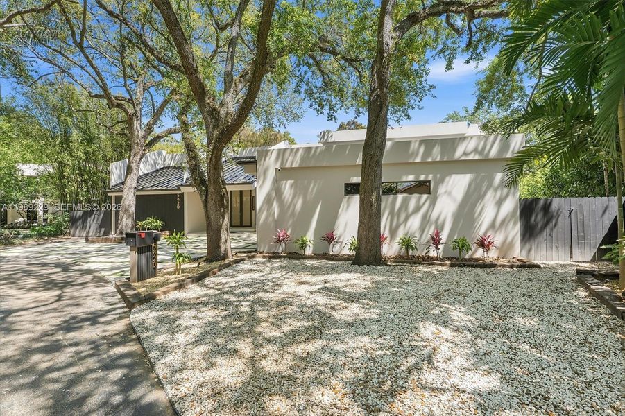 Exterior details and patio area of a home in , Hollywood (Image 39).