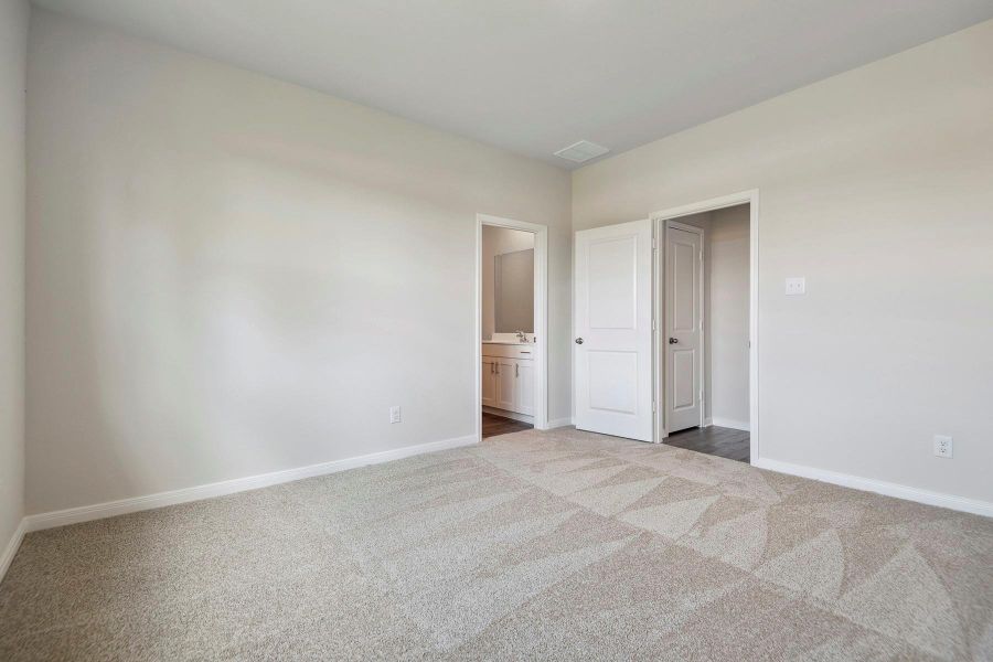 Spacious, unfurnished interior of a new home in Sweetwater Ridge, Conroe (Image 14).