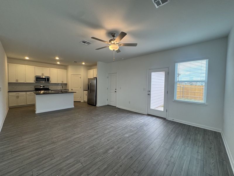 Spacious, unfurnished interior of a new home in Longview 40s - Alley, Del Valle (Image 6).