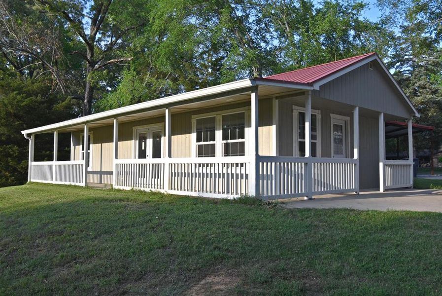 Exterior details and patio area of a home in , Yantis (Image 16).