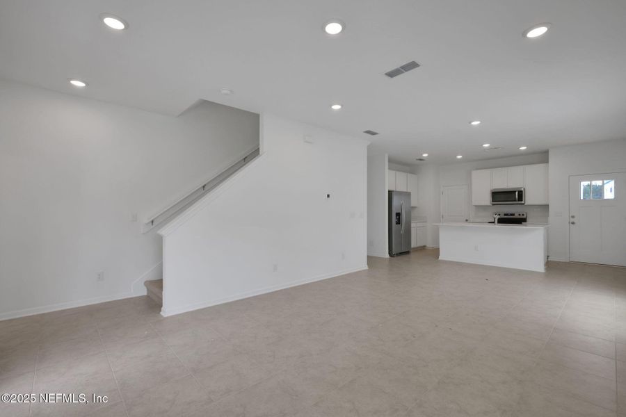 Spacious, unfurnished interior of a new home in , Middleburg (Image 14).