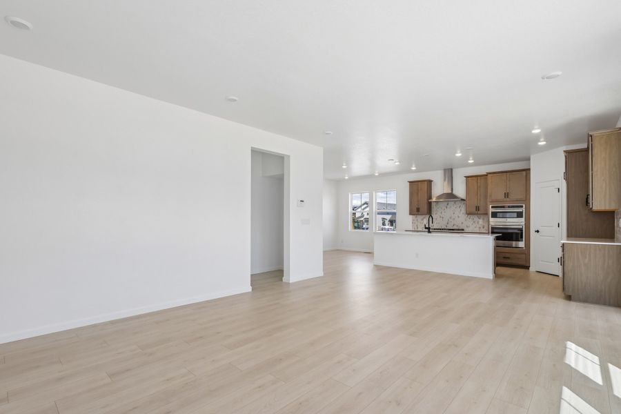 Spacious, unfurnished interior of a new home in Sterling Ranch Ascent Village, Littleton (Image 13).