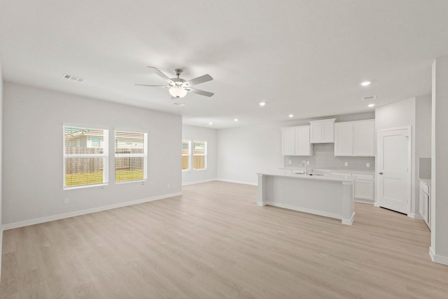 Spacious, unfurnished interior of a new home in Caney Mills, Conroe (Image 12).
