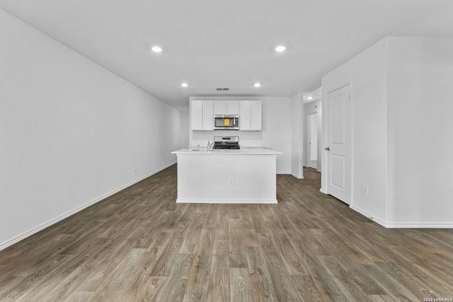 Spacious, unfurnished interior of a new home in Avenida, Converse (Image 17).