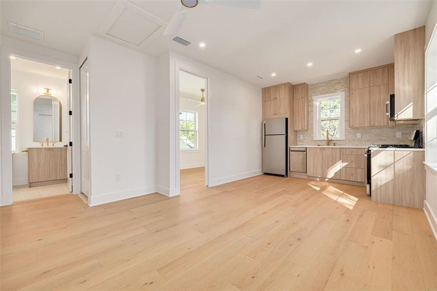 Spacious, unfurnished interior of a new home in , St. Petersburg (Image 38).