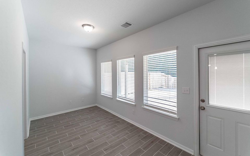 Spacious, unfurnished interior of a new home in Caney Mills, Conroe (Image 9).