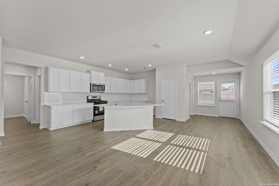 Spacious, unfurnished interior of a new home in Steele Creek, Cibolo (Image 22).
