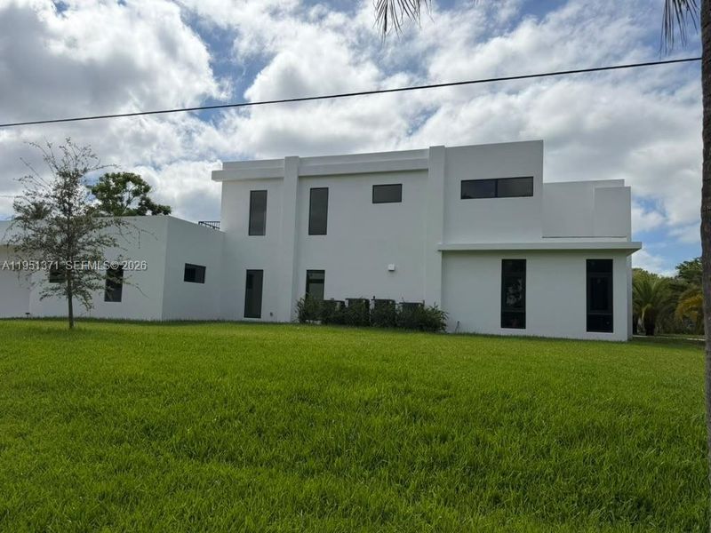 Exterior details and patio area of a home in , Pinecrest (Image 4).