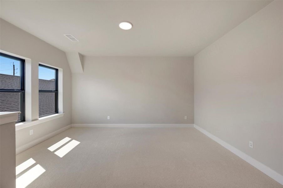 Spacious, unfurnished interior of a new home in Sienna - Grove Collection, Missouri City (Image 18).