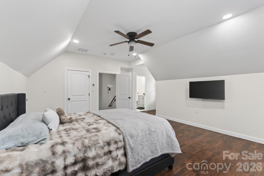 Upstairs Bedroom/Bonus