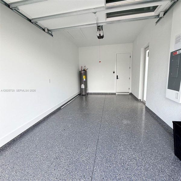 Spacious, unfurnished interior of a new home in , Lehigh Acres (Image 15).