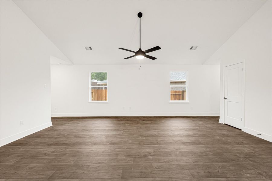 Spacious, unfurnished interior of a new home in Stonebrooke, Conroe (Image 23).