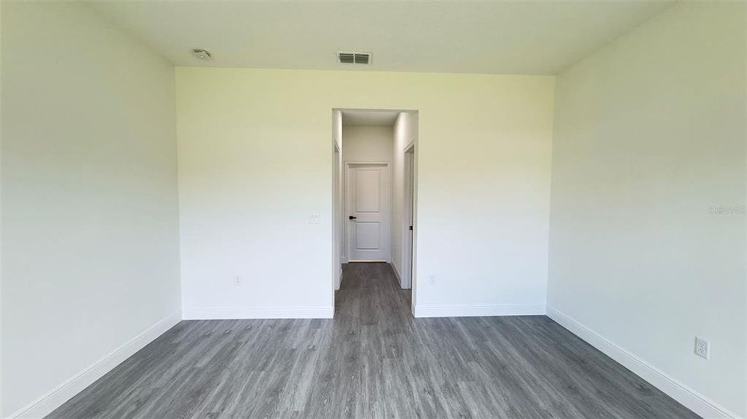 Spacious, unfurnished interior of a new home in , Citrus Springs (Image 14).